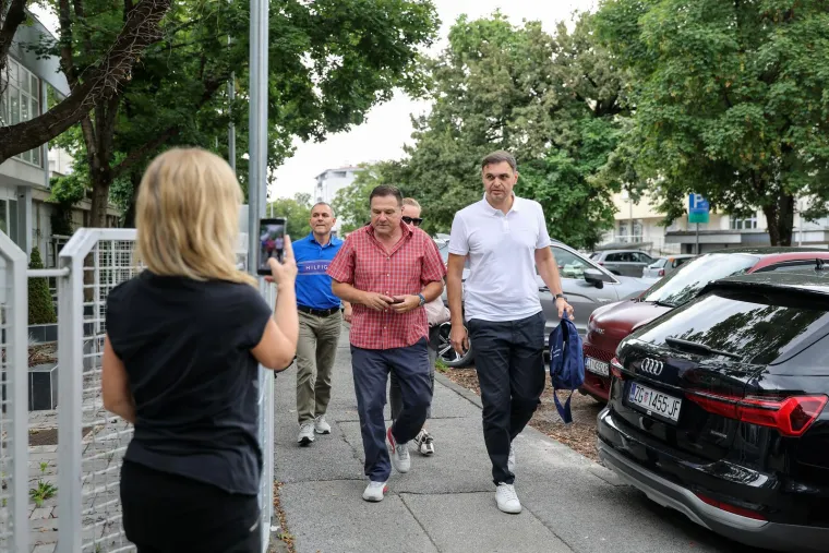 Lisice skriva majicom: Pogledajte dovođenje uhićenog direktora HOO-a na ispitivanje
