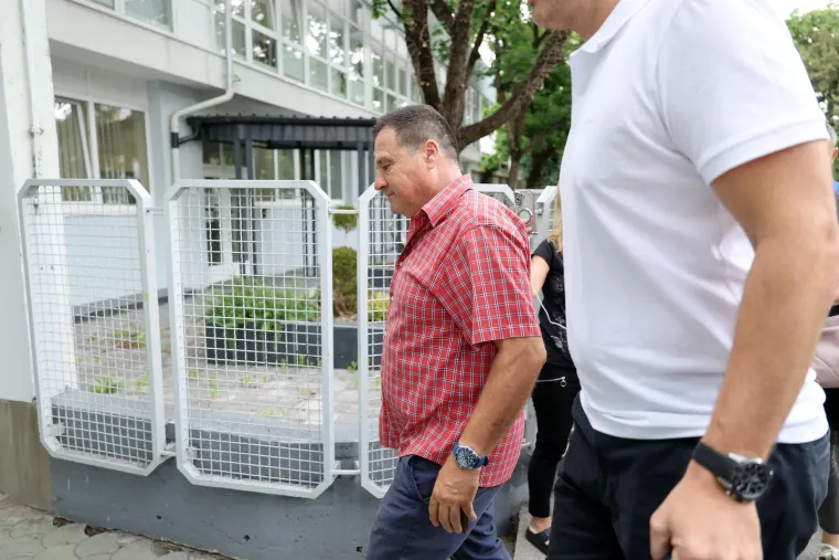 Lisice skriva majicom: Pogledajte dovođenje uhićenog direktora HOO-a na ispitivanje
