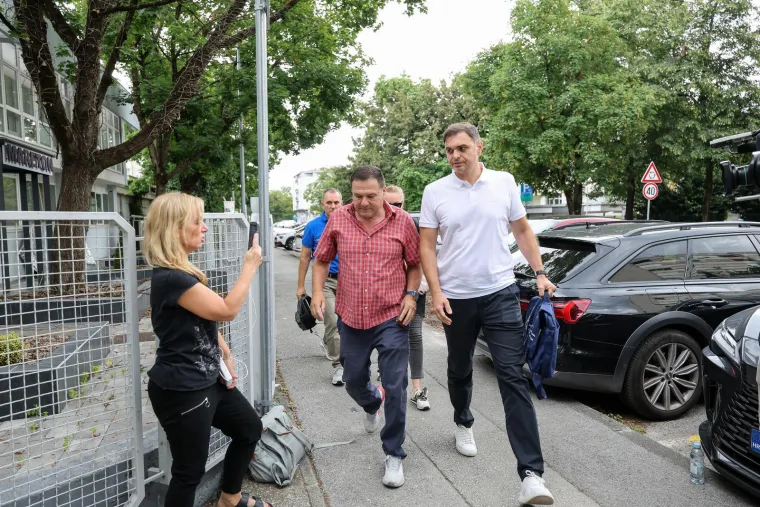 Lisice skriva majicom: Pogledajte dovođenje uhićenog direktora HOO-a na ispitivanje