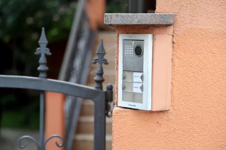 Lisice skriva majicom: Pogledajte dovođenje uhićenog direktora HOO-a na ispitivanje