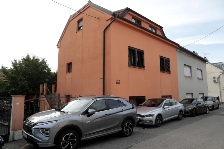Lisice skriva majicom: Pogledajte dovođenje uhićenog direktora HOO-a na ispitivanje