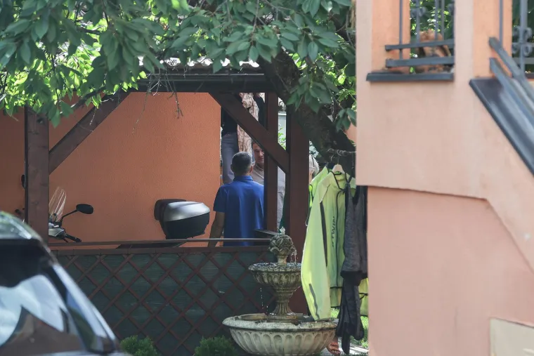 Lisice skriva majicom: Pogledajte dovođenje uhićenog direktora HOO-a na ispitivanje