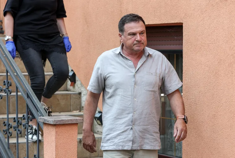 Lisice skriva majicom: Pogledajte dovođenje uhićenog direktora HOO-a na ispitivanje