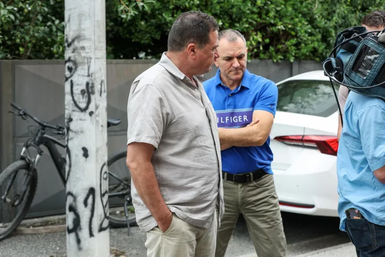 Lisice skriva majicom: Pogledajte dovođenje uhićenog direktora HOO-a na ispitivanje
