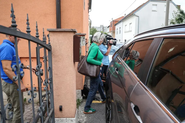 Lisice skriva majicom: Pogledajte dovođenje uhićenog direktora HOO-a na ispitivanje