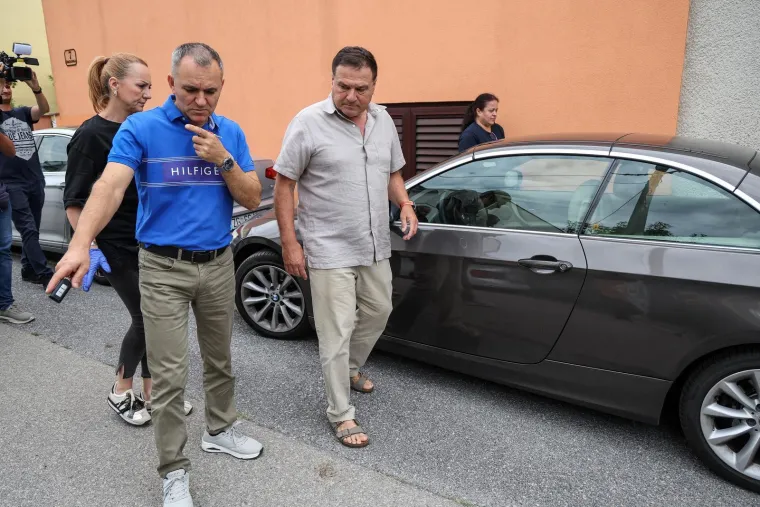 Lisice skriva majicom: Pogledajte dovođenje uhićenog direktora HOO-a na ispitivanje