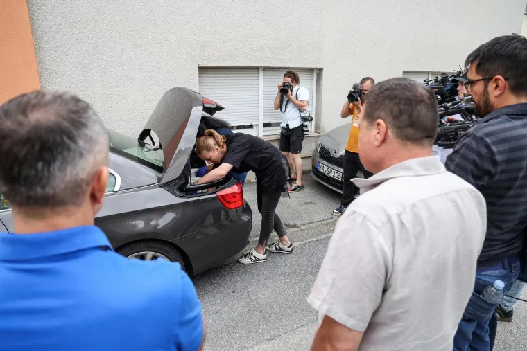 Lisice skriva majicom: Pogledajte dovođenje uhićenog direktora HOO-a na ispitivanje