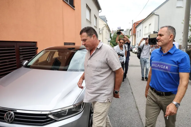 Lisice skriva majicom: Pogledajte dovođenje uhićenog direktora HOO-a na ispitivanje