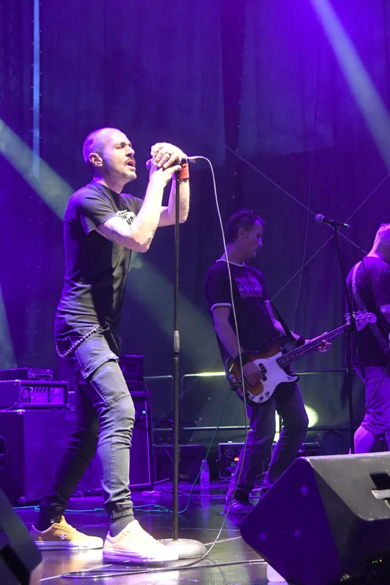 Nisu ih zaustavili ni pljuskovi: Pogledajte atmosferu s prve večeri RockLive Festivala