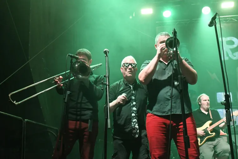Nisu ih zaustavili ni pljuskovi: Pogledajte atmosferu s prve večeri RockLive Festivala