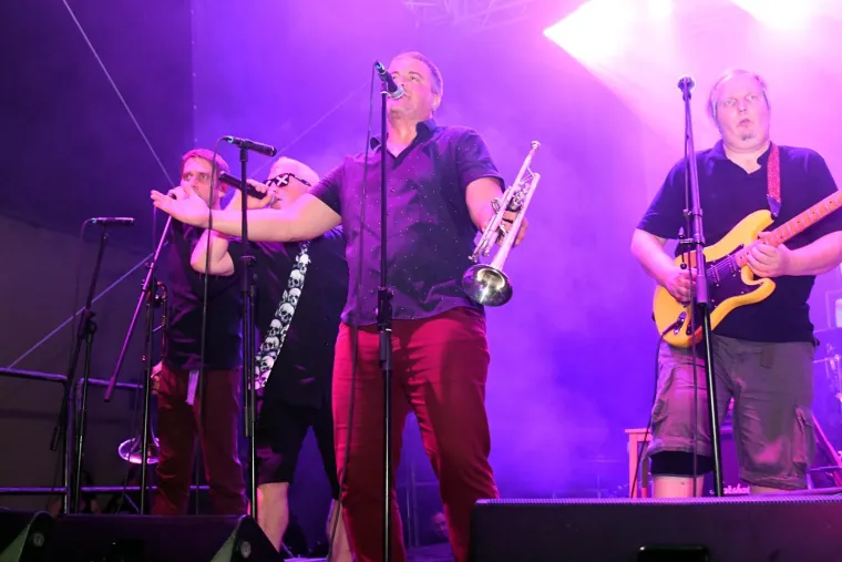 Nisu ih zaustavili ni pljuskovi: Pogledajte atmosferu s prve večeri RockLive Festivala