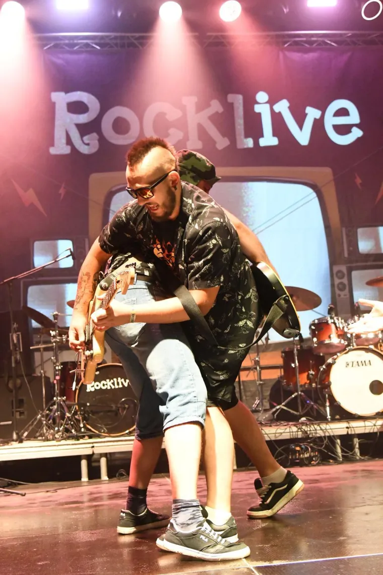 Nisu ih zaustavili ni pljuskovi: Pogledajte atmosferu s prve večeri RockLive Festivala