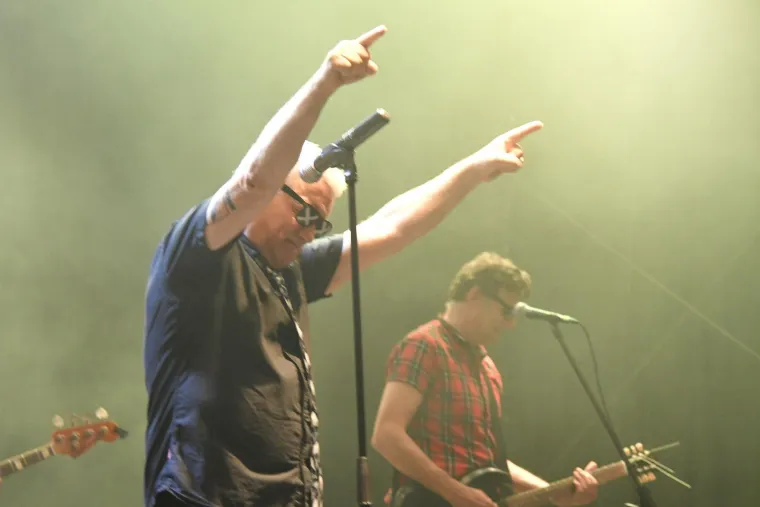 Nisu ih zaustavili ni pljuskovi: Pogledajte atmosferu s prve večeri RockLive Festivala