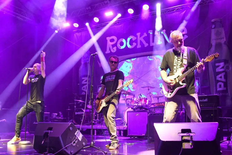 Nisu ih zaustavili ni pljuskovi: Pogledajte atmosferu s prve večeri RockLive Festivala