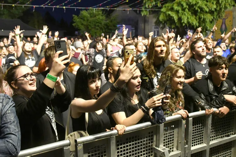 Nisu ih zaustavili ni pljuskovi: Pogledajte atmosferu s prve večeri RockLive Festivala
