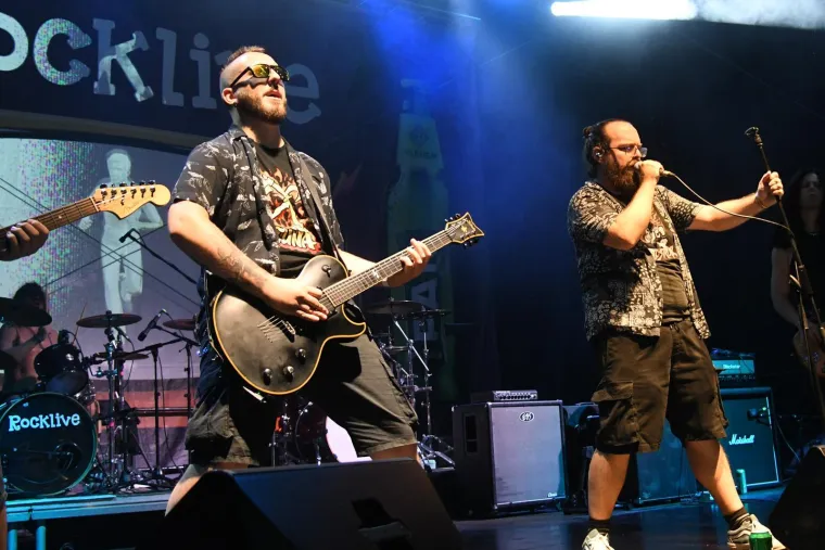Nisu ih zaustavili ni pljuskovi: Pogledajte atmosferu s prve večeri RockLive Festivala