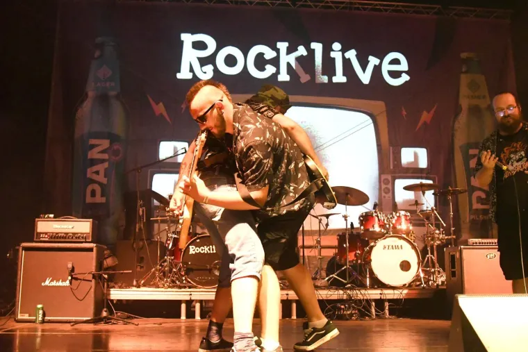 Nisu ih zaustavili ni pljuskovi: Pogledajte atmosferu s prve večeri RockLive Festivala