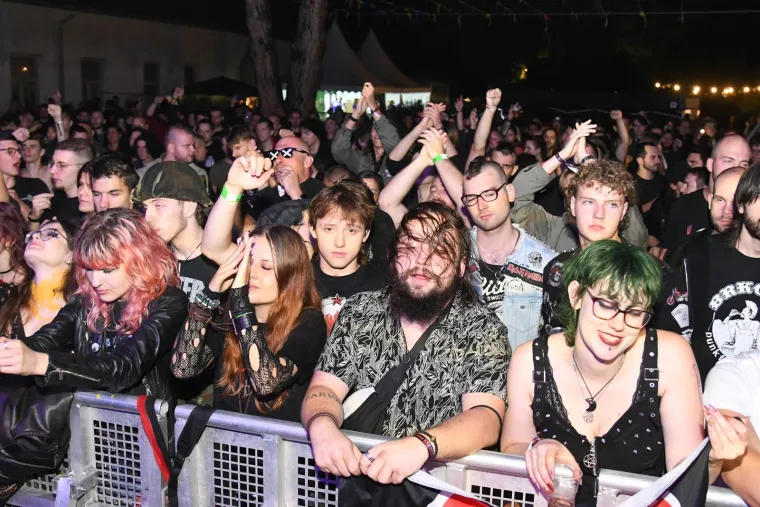 Nisu ih zaustavili ni pljuskovi: Pogledajte atmosferu s prve večeri RockLive Festivala
