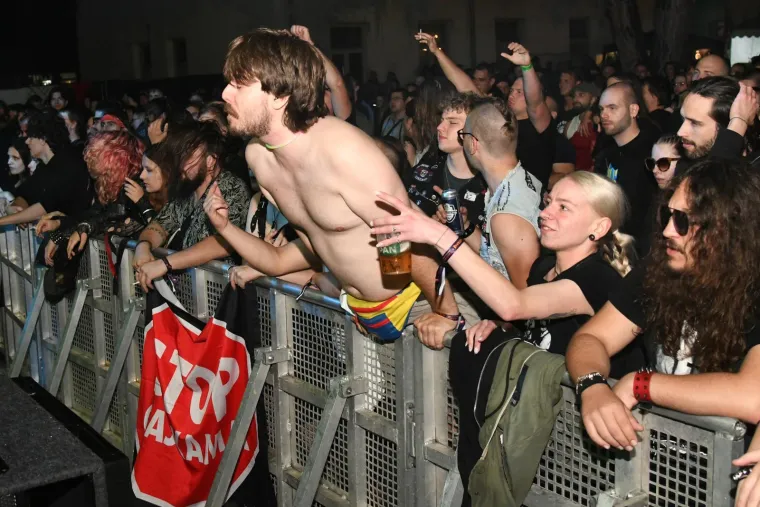 Nisu ih zaustavili ni pljuskovi: Pogledajte atmosferu s prve večeri RockLive Festivala
