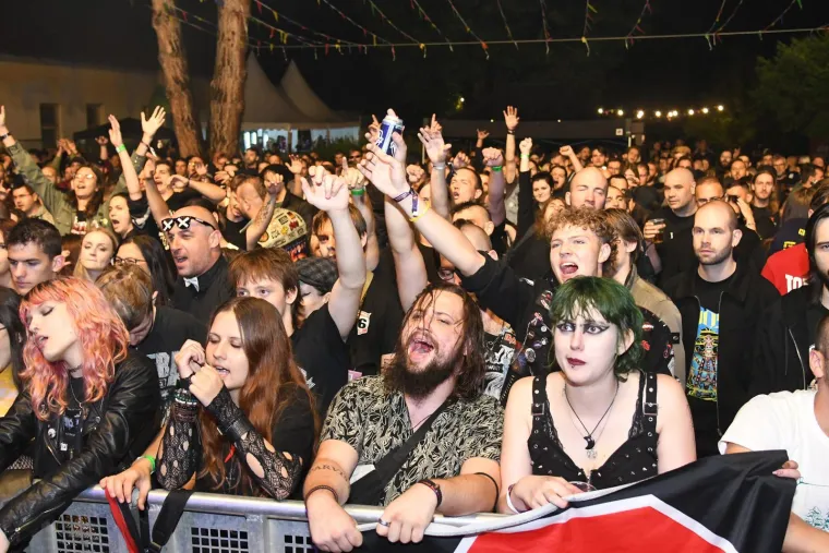Nisu ih zaustavili ni pljuskovi: Pogledajte atmosferu s prve večeri RockLive Festivala