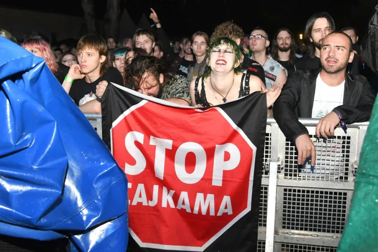 Nisu ih zaustavili ni pljuskovi: Pogledajte atmosferu s prve večeri RockLive Festivala