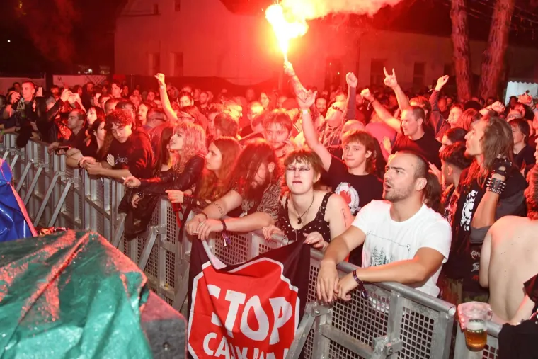 Nisu ih zaustavili ni pljuskovi: Pogledajte atmosferu s prve večeri RockLive Festivala