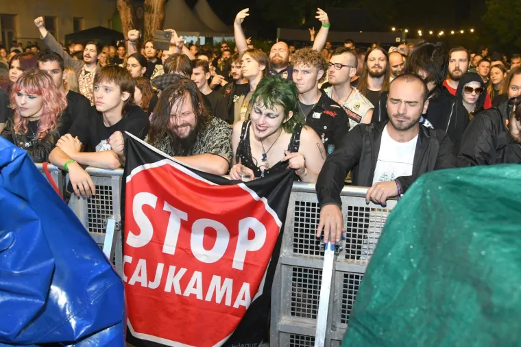 Nisu ih zaustavili ni pljuskovi: Pogledajte atmosferu s prve večeri RockLive Festivala