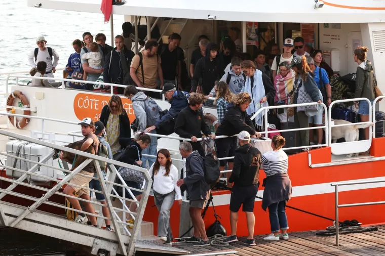 Apokaliptične slike iz popularnog turističkog odredi&scaron;ta: Hrvatski kanader stiže u pomoć