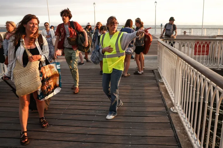 Apokaliptične slike iz popularnog turističkog odredi&scaron;ta: Hrvatski kanader stiže u pomoć