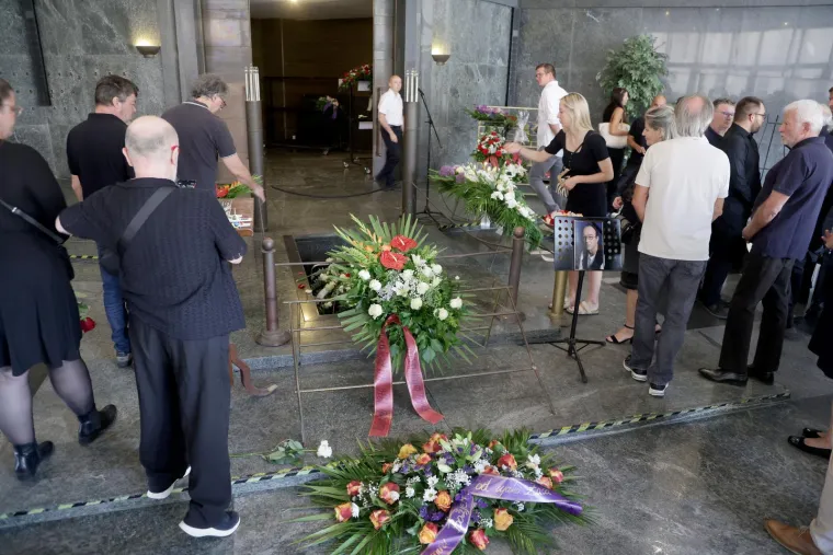 Posljednji pozdrav legendarnom Mazalu: Brojne zvijezde oprostile se od Damira &Scaron;abana