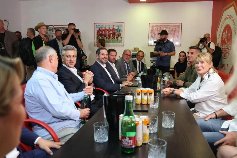 Premijer Plenković do&scaron;ao na ragbi spektakl: Pogledajte s kim je sjeo uz teren