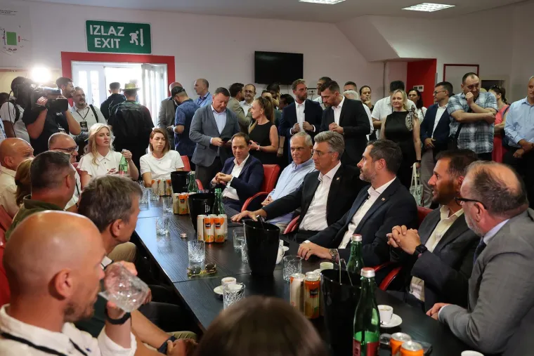 Premijer Plenković do&scaron;ao na ragbi spektakl: Pogledajte s kim je sjeo uz teren