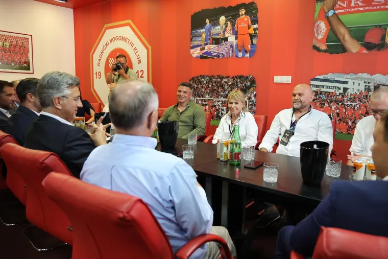 Premijer Plenković do&scaron;ao na ragbi spektakl: Pogledajte s kim je sjeo uz teren