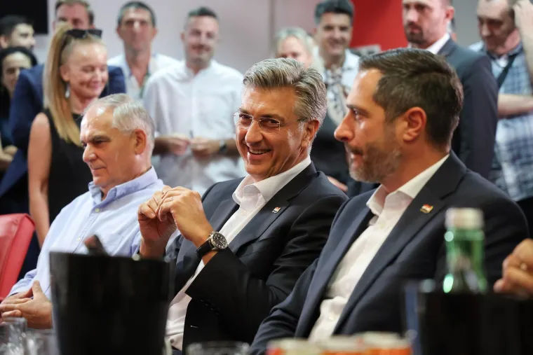 Premijer Plenković do&scaron;ao na ragbi spektakl: Pogledajte s kim je sjeo uz teren
