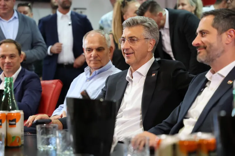 Premijer Plenković do&scaron;ao na ragbi spektakl: Pogledajte s kim je sjeo uz teren