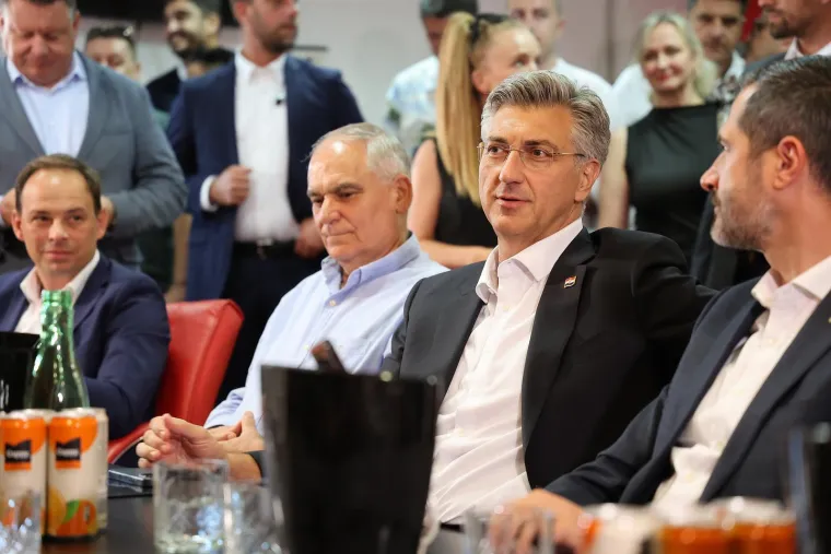 Premijer Plenković do&scaron;ao na ragbi spektakl: Pogledajte s kim je sjeo uz teren