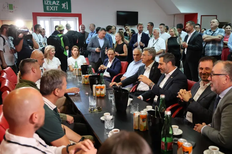Premijer Plenković do&scaron;ao na ragbi spektakl: Pogledajte s kim je sjeo uz teren