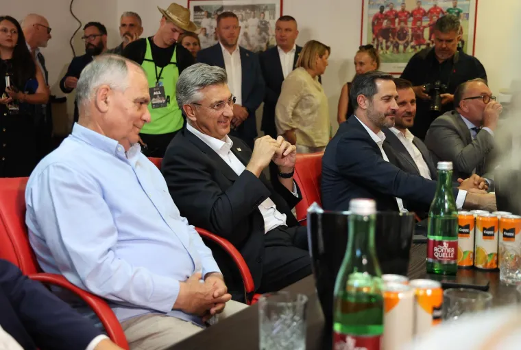 Premijer Plenković do&scaron;ao na ragbi spektakl: Pogledajte s kim je sjeo uz teren