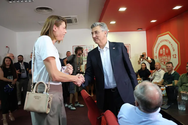 Premijer Plenković do&scaron;ao na ragbi spektakl: Pogledajte s kim je sjeo uz teren