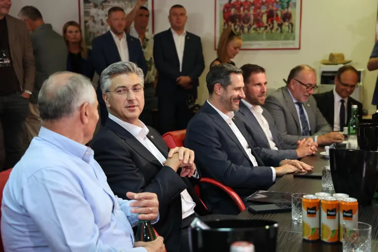 Premijer Plenković do&scaron;ao na ragbi spektakl: Pogledajte s kim je sjeo uz teren