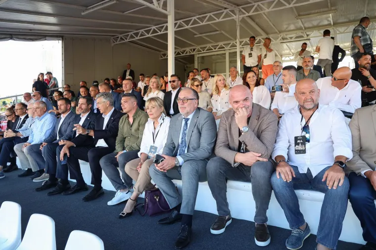 Premijer Plenković do&scaron;ao na ragbi spektakl: Pogledajte s kim je sjeo uz teren