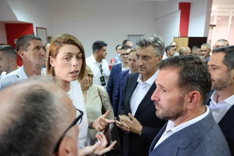 Premijer Plenković do&scaron;ao na ragbi spektakl: Pogledajte s kim je sjeo uz teren