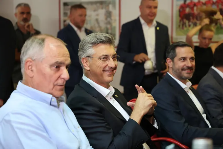 Premijer Plenković do&scaron;ao na ragbi spektakl: Pogledajte s kim je sjeo uz teren