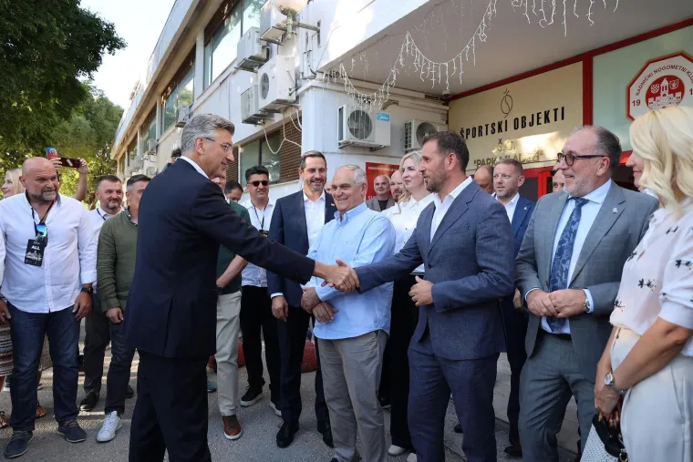 Premijer Plenković do&scaron;ao na ragbi spektakl: Pogledajte s kim je sjeo uz teren