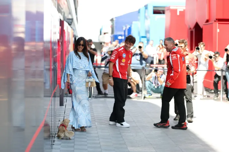 F1 fanovi povećavali svaku fotografiju Alexandre Leclerc, a najluđi već imaju teorije zavjere