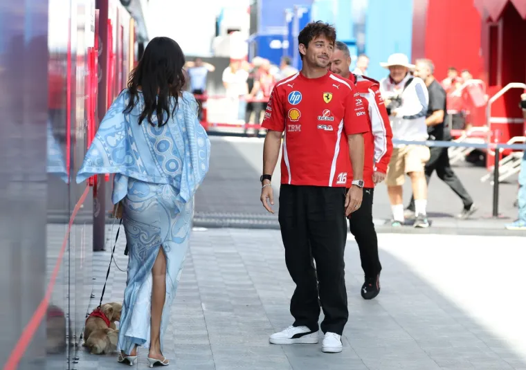 F1 fanovi povećavali svaku fotografiju Alexandre Leclerc, a najluđi već imaju teorije zavjere
