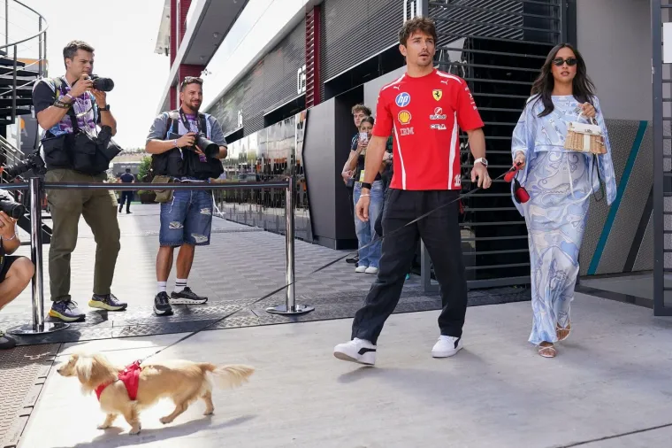 F1 fanovi povećavali svaku fotografiju Alexandre Leclerc, a najluđi već imaju teorije zavjere