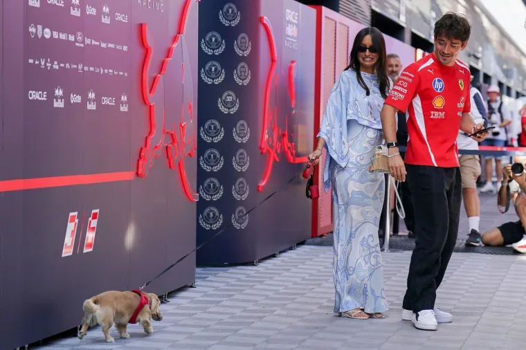 F1 fanovi povećavali svaku fotografiju Alexandre Leclerc, a najluđi već imaju teorije zavjere