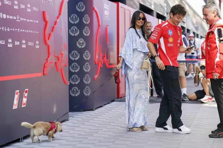 F1 fanovi povećavali svaku fotografiju Alexandre Leclerc, a najluđi već imaju teorije zavjere