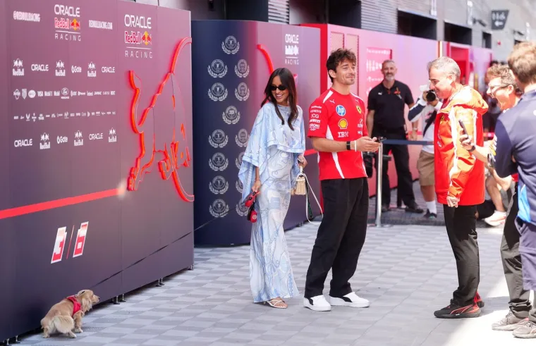 F1 fanovi povećavali svaku fotografiju Alexandre Leclerc, a najluđi već imaju teorije zavjere